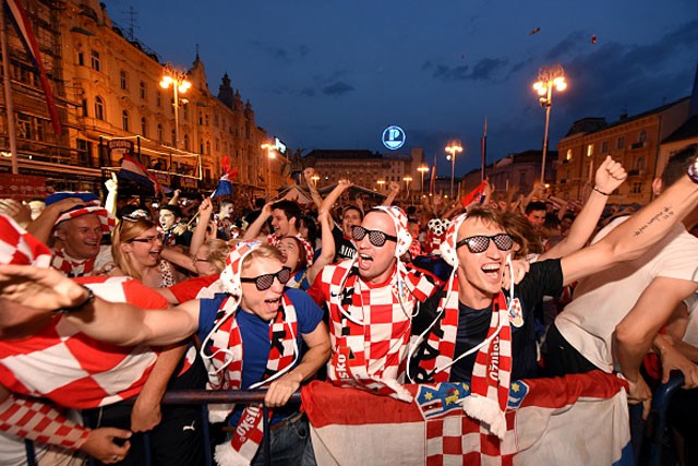 Fan Croatia ‘quậy tưng bừng’ ăn mừng chiến thắng - ảnh 9