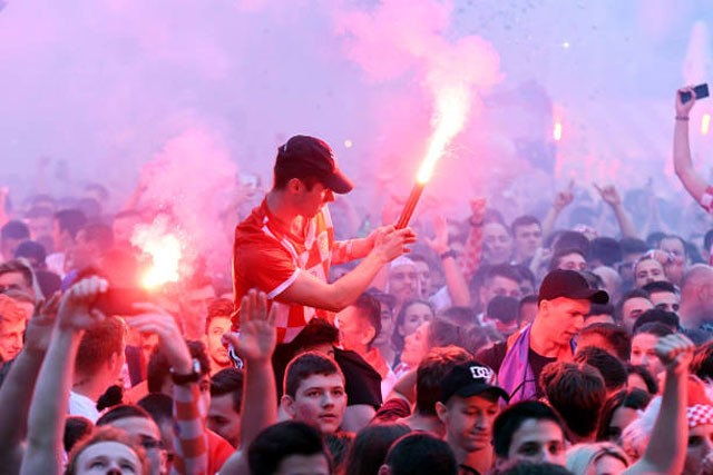 Fan Croatia ‘quậy tưng bừng’ ăn mừng chiến thắng - ảnh 10