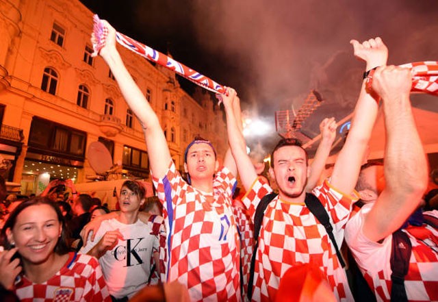 Fan Croatia ‘quậy tưng bừng’ ăn mừng chiến thắng - ảnh 11