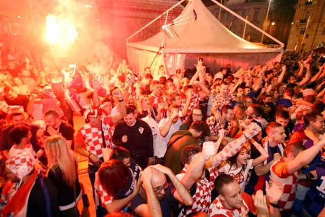Fan Croatia ‘quậy tưng bừng’ ăn mừng chiến thắng - ảnh 12