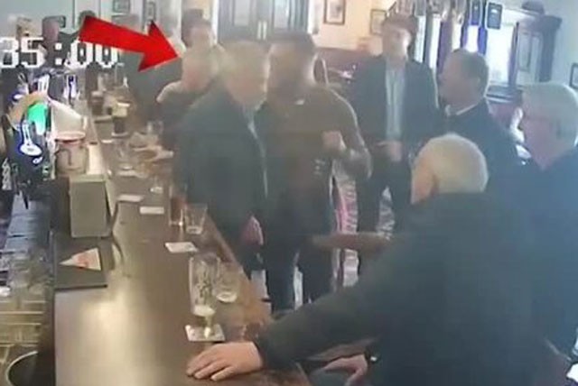 Chủ tịch UFC nói gì vụ võ sĩ McGregor đấm người già trong quán rượu? - ảnh 1