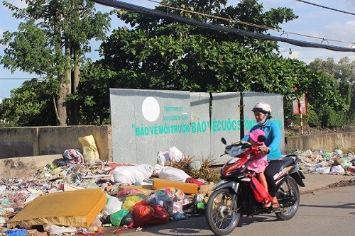 TP.HCM: Rác thải bủa vây nhiều tuyến đường giữa trung tâm thành phố - ảnh 3