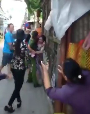 Trưởng công an phường xô xát với dân, ngăn cản tiểu thương buôn bán? - ảnh 1