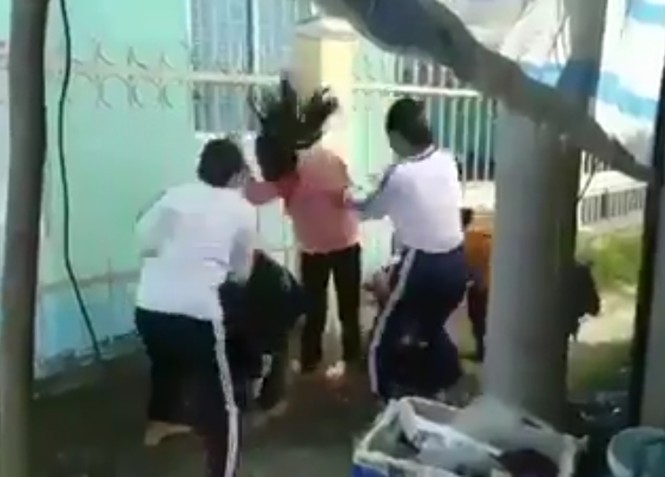 Hai nữ sinh lớp 8 đánh dã man bốn học sinh lớp 6 - ảnh 1