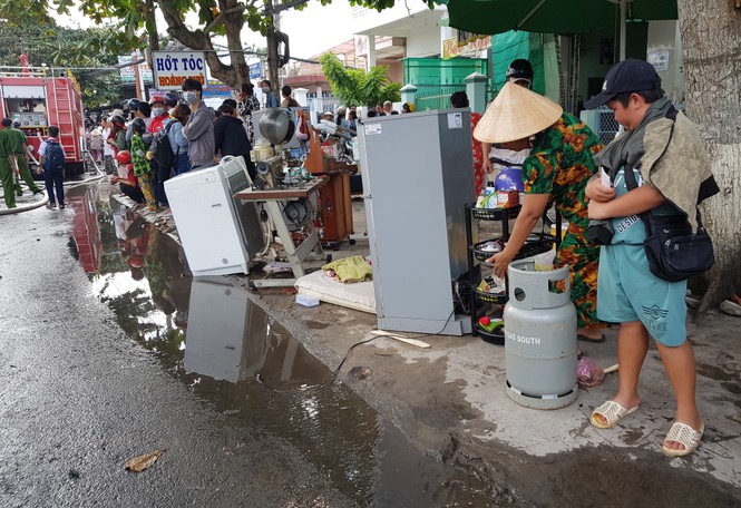 Một cơ sở kinh doanh dầu chai cháy dữ dội sau tiếng nổ lớn - ảnh 2