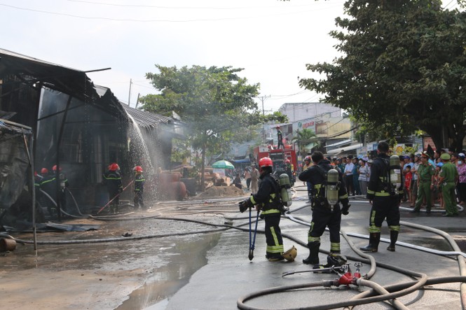 Một cơ sở kinh doanh dầu chai cháy dữ dội sau tiếng nổ lớn - ảnh 4