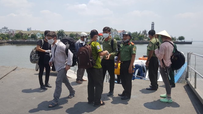 Đi ra đảo bằng phương tiện tự chế, 3 du khách Nga trôi dạt trên biển - ảnh 2