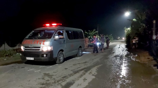 Va chạm liên hoàn giữa 3 xe máy, 2 người thương vong - ảnh 1