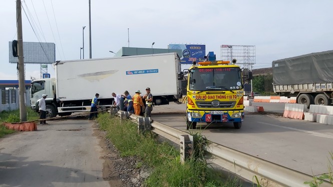 Xe tải va vào trạm thu phí cao tốc TPHCM-Trung Lương, nhiều công nhân thoát chết - ảnh 3