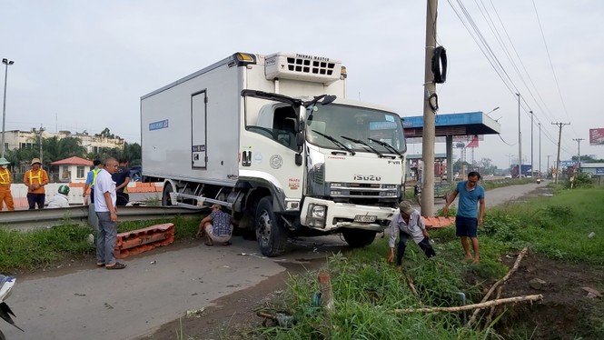 Xe tải va vào trạm thu phí cao tốc TPHCM-Trung Lương, nhiều công nhân thoát chết - ảnh 1