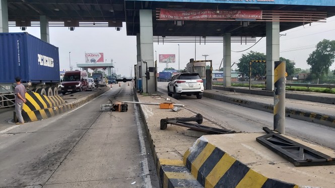 Xe tải va vào trạm thu phí cao tốc TPHCM-Trung Lương, nhiều công nhân thoát chết - ảnh 2