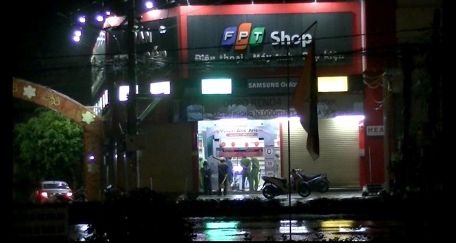 Trộm đột nhập FPT Shop ở Tiền Giang cuỗm nhiều điện thoại - ảnh 1