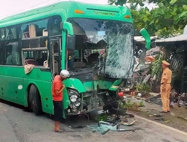 Xe khách đối đầu với xe bồn rồi tông hàng loạt xe máy - ảnh 1