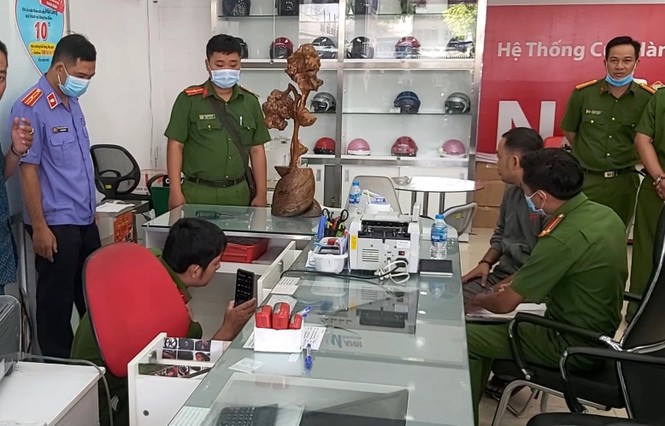 Tên trộm đột nhập cửa hàng xe máy cuỗm két sắt và ‘ẵm’ luôn đầu thu camera - ảnh 1