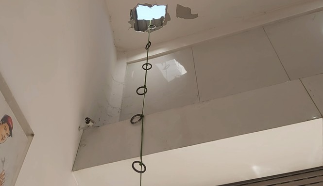 Tên trộm đột nhập cửa hàng xe máy cuỗm két sắt và ‘ẵm’ luôn đầu thu camera - ảnh 2