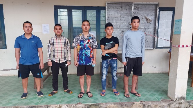 Kiểm tra xe buýt, phát hiện 5 người nhập cảnh trái phép qua biên giới An Giang - ảnh 1