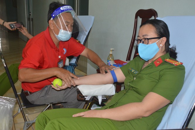 Giám đốc công an Sóc Trăng cùng hàng trăm cán bộ, chiến sĩ hiến máu tình nguyện - ảnh 2
