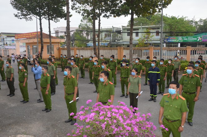 Giám đốc công an Sóc Trăng cùng hàng trăm cán bộ, chiến sĩ hiến máu tình nguyện - ảnh 3