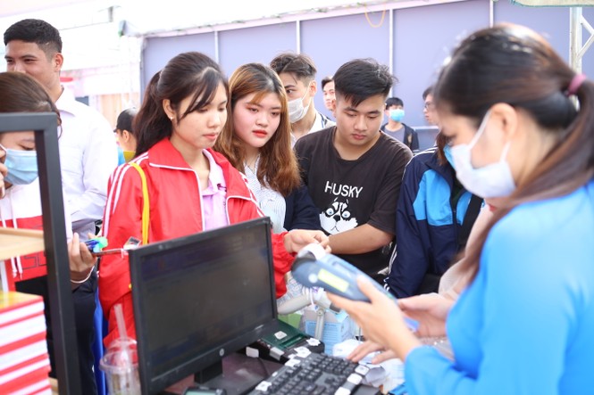 Sân chơi mới để ngân hàng tiếp cận giới trẻ - ảnh 1