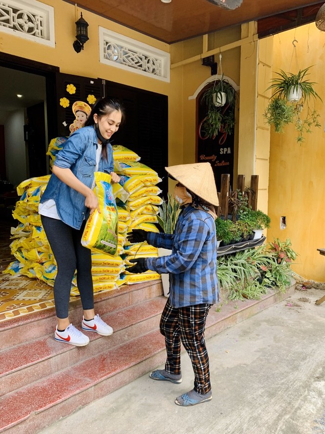 Sao Việt 24H: Hải Triều - Quang Trung nấu bò nhiệt đới, Hari Won “lộ” nhẫn kim cương - ảnh 1