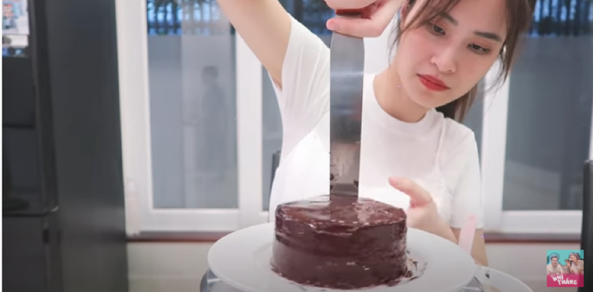 Sao Việt 24H: Đông Nhi vào bếp làm bánh tặng fan, H'Hen Niê khoe vườn rau gia đình xanh má - ảnh 1
