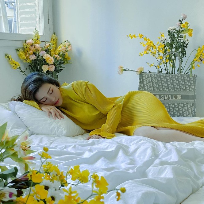 Sao Việt 24H: Đông Nhi tung ảnh đẹp như hoa, gia đình Thu Trang diện đồ bà ba siêu yêu - ảnh 3