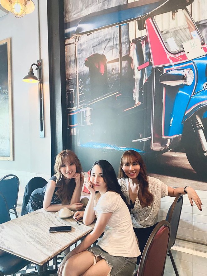 Sao Việt 24H: Đông Nhi tung ảnh đẹp như hoa, gia đình Thu Trang diện đồ bà ba siêu yêu - ảnh 6