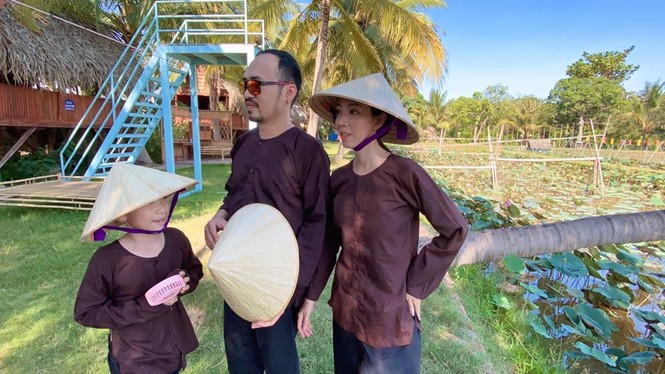 Sao Việt 24H: Đông Nhi tung ảnh đẹp như hoa, gia đình Thu Trang diện đồ bà ba siêu yêu - ảnh 7