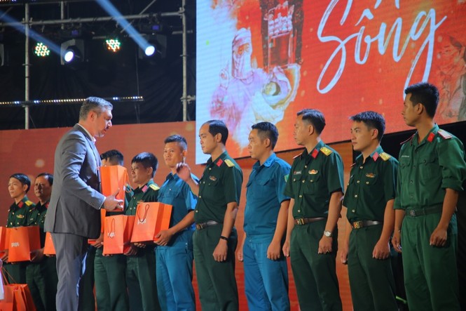 Trúc Nhân, Bảo Anh nghẹn ngào trong đêm nhạc tri ân đội ngũ chống COVID-19 - ảnh 1