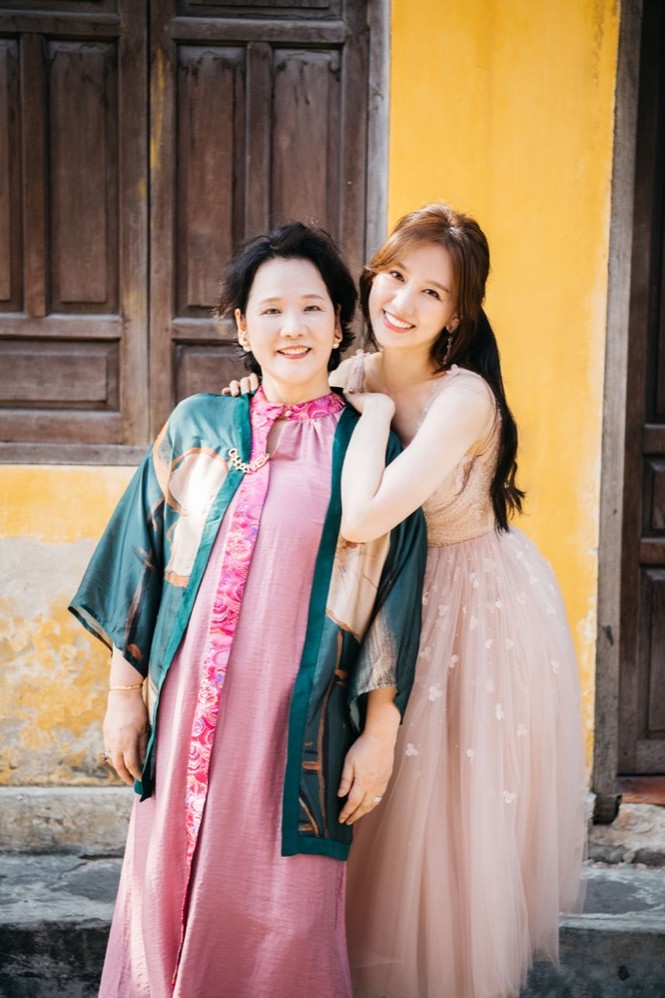Hari Won và mẹ khoe ảnh xinh đẹp, thơ mộng trong chuyến du lịch Đà Nẵng - ảnh 6