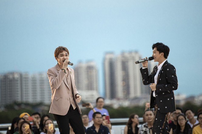 Minh Xù, Hải Yến song ca ăn ý với Tăng Phúc trong live concert trên sân thượng - ảnh 2