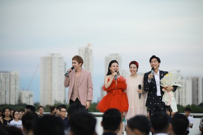 Minh Xù, Hải Yến song ca ăn ý với Tăng Phúc trong live concert trên sân thượng - ảnh 4