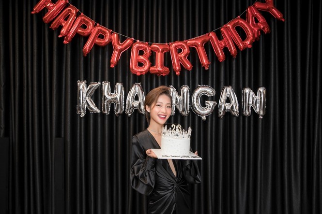 Khả Ngân vỡ oà khi được Gil Lê, Hoàng Thuỳ Linh, vợ chồng Nhi - Thắng... mừng sinh nhật - ảnh 5