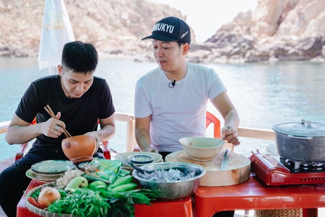 Trường Giang “hành” Quân A.P lặn sâu bắn cá, suýt làm lộ “6 múi” của nam ca sĩ - ảnh 4