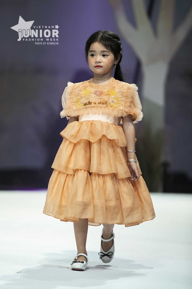Giữa nhiều thị phi, Hương Giang vẫn tự tin làm vedette sải bước trên sàn catwalk - ảnh 11