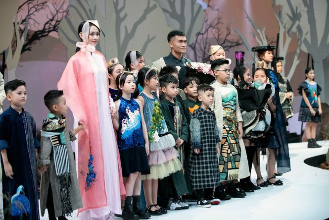 Giữa nhiều thị phi, Hương Giang vẫn tự tin làm vedette sải bước trên sàn catwalk - ảnh 2