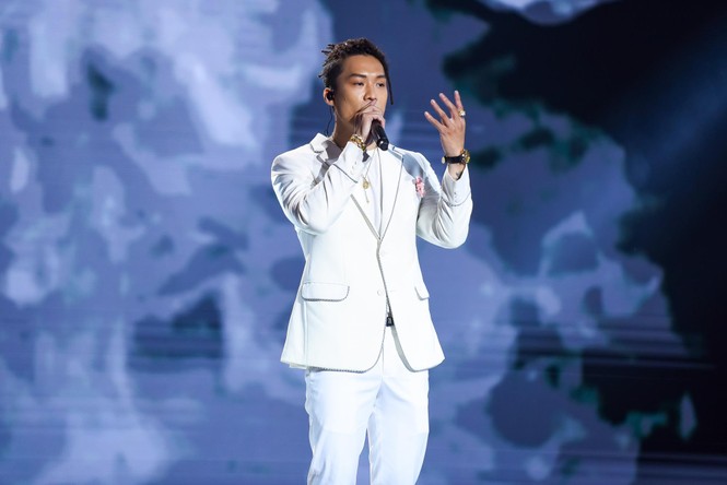 King Of Rap: Pháo mang mô hình khổng lồ lên sân khấu, HIEUTHUHAI đánh bại LONA - ảnh 3