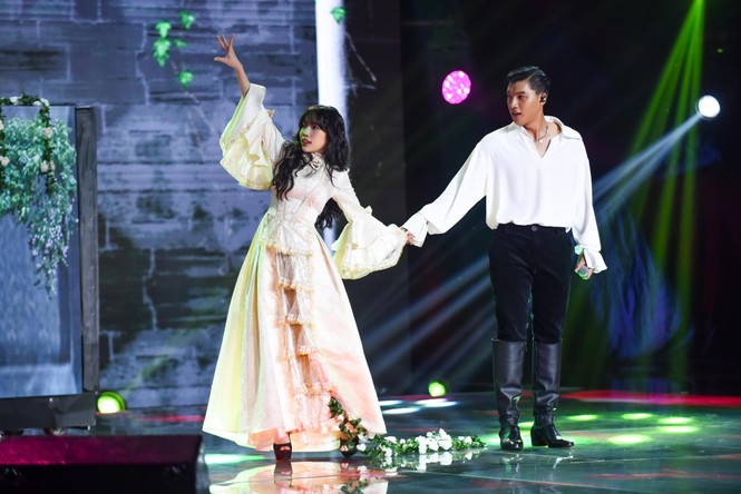 King Of Rap: Pháo mang mô hình khổng lồ lên sân khấu, HIEUTHUHAI đánh bại LONA - ảnh 7