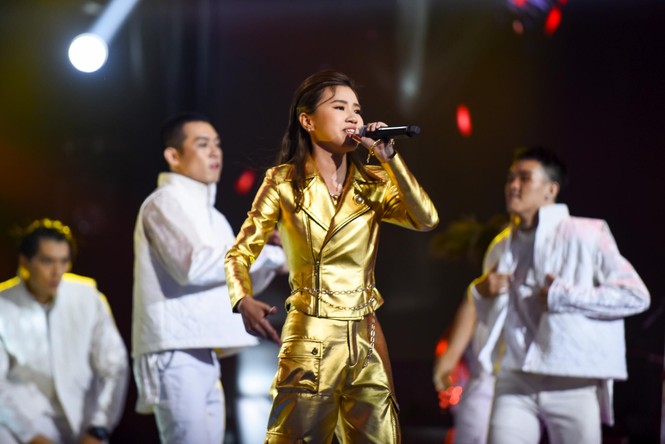 King Of Rap: Pháo mang mô hình khổng lồ lên sân khấu, HIEUTHUHAI đánh bại LONA - ảnh 5