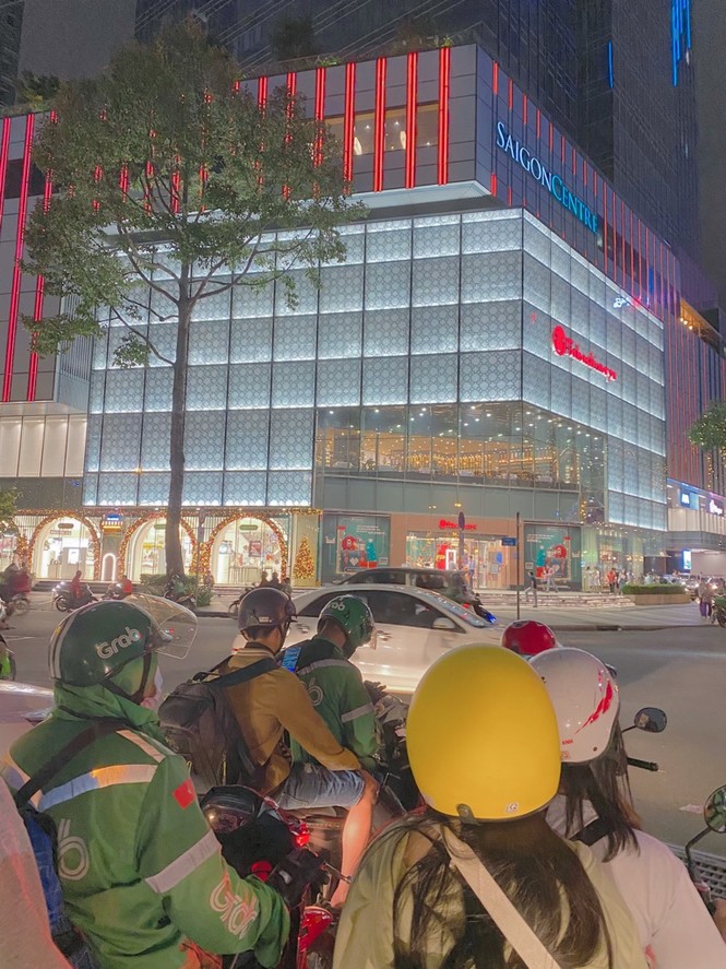 Sài Gòn đã lên đèn xinh lung linh để đón Giáng Sinh rồi đó, bạn đã chuẩn bị