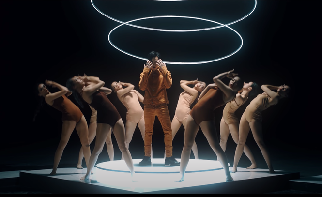 Soobin Hoàng Sơn mặc toàn đồ hiệu, đẹp trai như idol K-Pop trong MV Trò Chơi