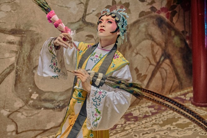 Bạch Công Khanh giả gái, vô tình rơi vào