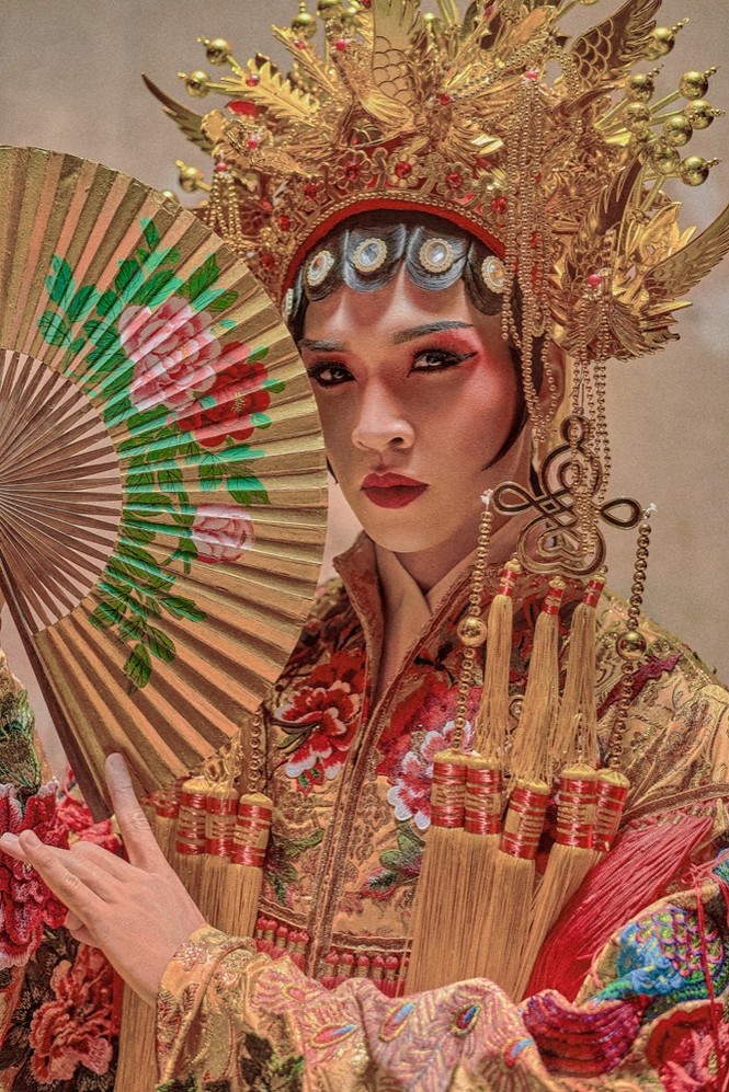 Bạch Công Khanh giả gái, vô tình rơi vào
