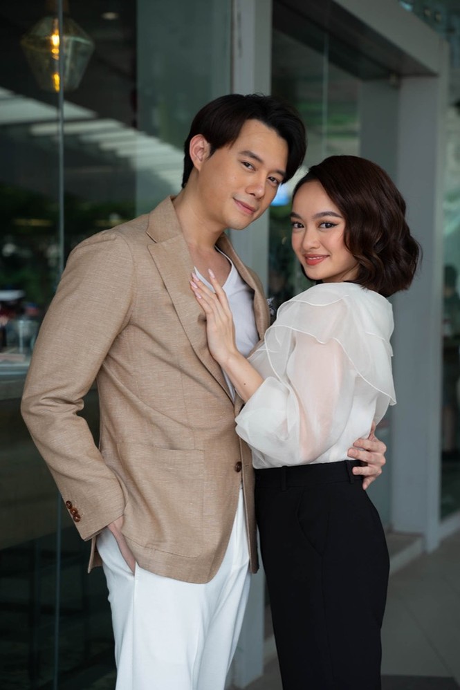 Nam chính “Sống chung với mẹ chồng” bất ngờ quỳ gối tặng hoa cho Kaity Nguyễn - ảnh 2