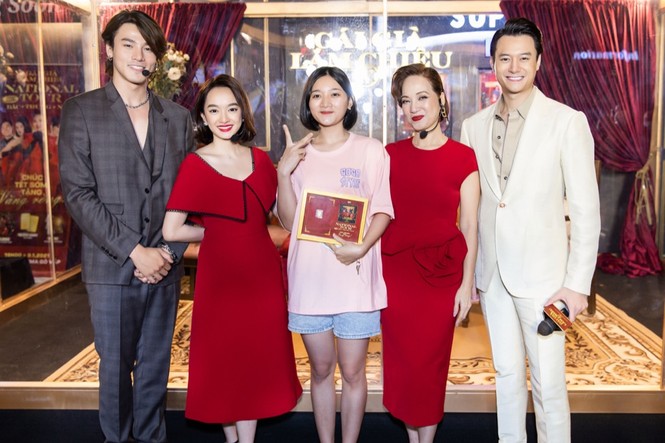 Nam chính “Sống chung với mẹ chồng” bất ngờ quỳ gối tặng hoa cho Kaity Nguyễn - ảnh 5