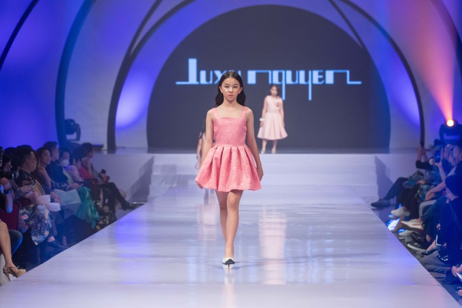 Siêu mẫu Hà Anh thần thái mở màn show diễn thời trang dành riêng cho trẻ em - ảnh 2
