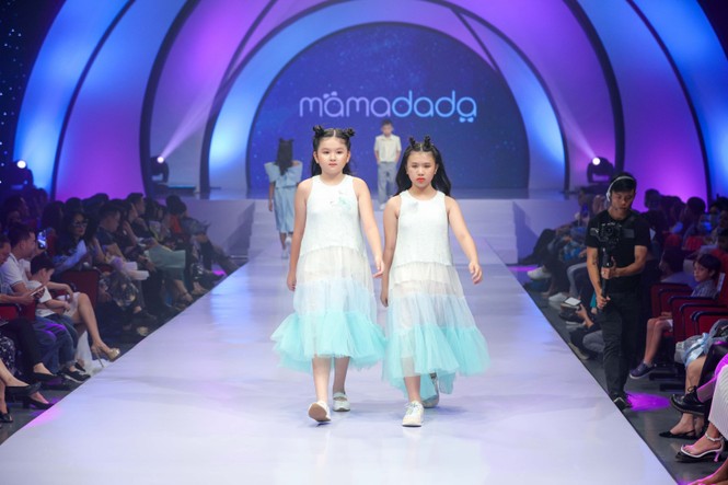 Siêu mẫu Hà Anh thần thái mở màn show diễn thời trang dành riêng cho trẻ em - ảnh 4