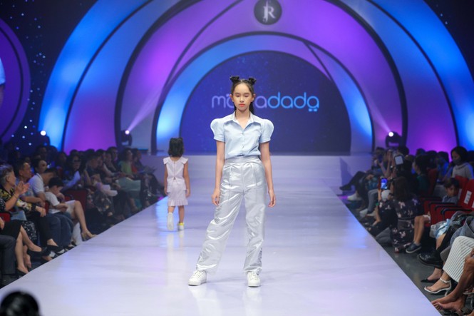 Siêu mẫu Hà Anh thần thái mở màn show diễn thời trang dành riêng cho trẻ em - ảnh 3