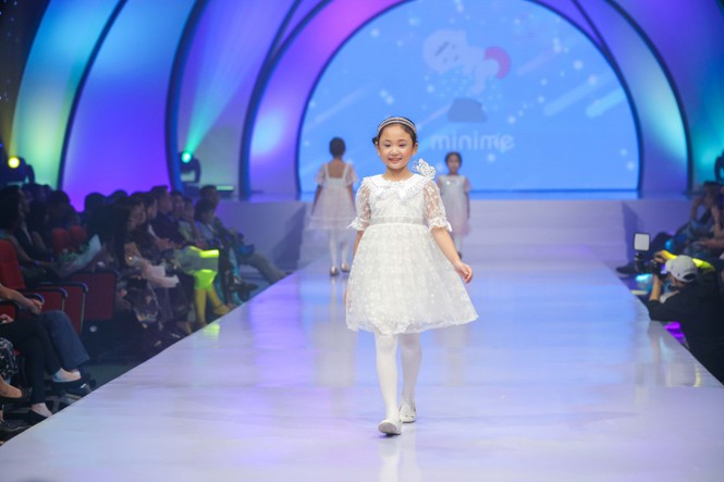 Siêu mẫu Hà Anh thần thái mở màn show diễn thời trang dành riêng cho trẻ em - ảnh 9