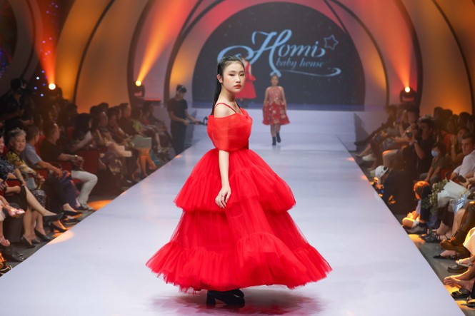 Siêu mẫu Hà Anh thần thái mở màn show diễn thời trang dành riêng cho trẻ em - ảnh 8